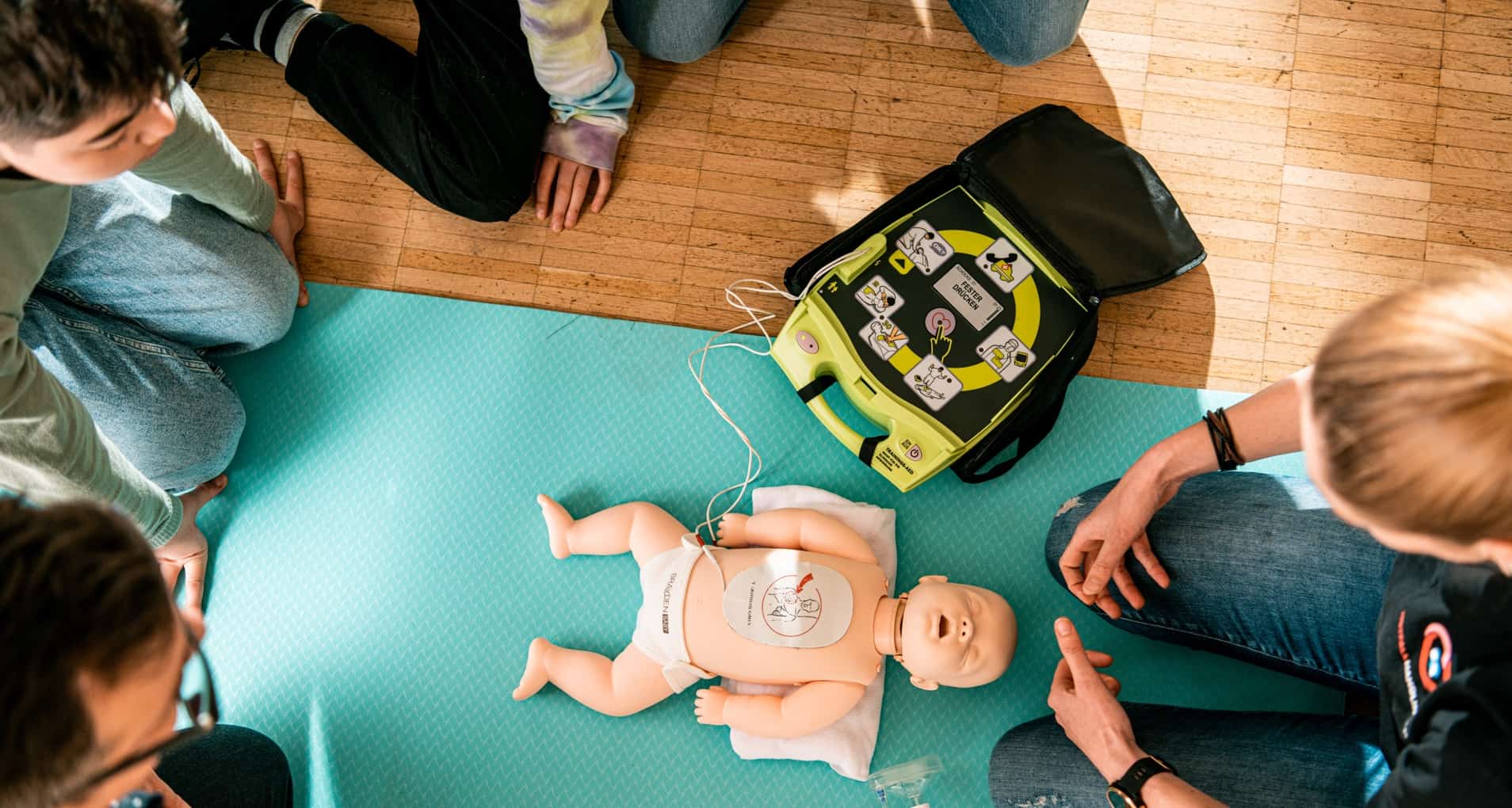 kurs reanimation baby anwendung defibrillator